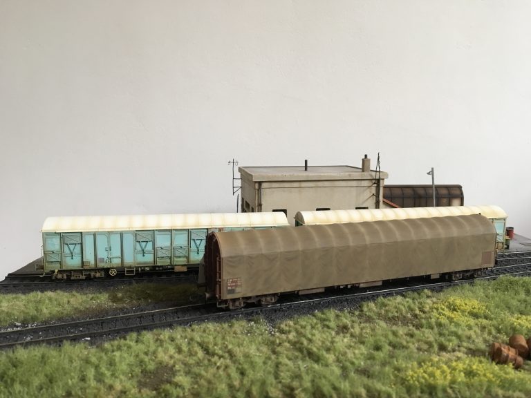 WAGON BÂCHE COULISSANTE G2828 Roco HO FS 4 essieux gris 47607 emballage